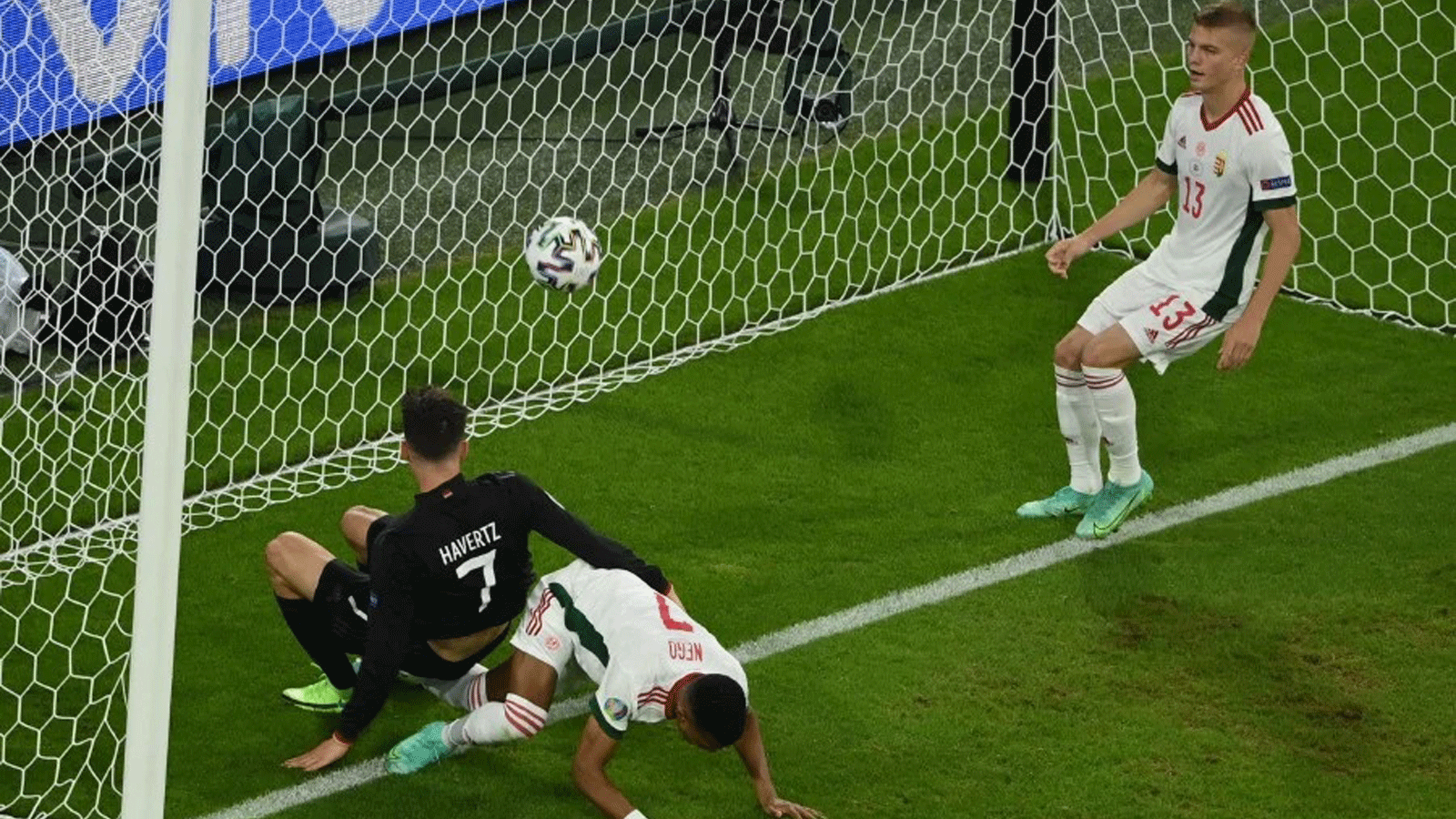 المهاجم الألماني كاي هافرتز يُسجِّل الهدف الأول لفريقه خلال مباراة كرة القدم في المجموعة السادسة UEFA EURO 2020 بين ألمانيا والمجر في ملعب أليانز أرينا في ميونيخ.