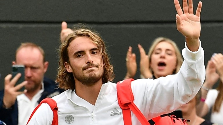 اليوناني ستيفانوس تسيتسيباس يحيي الجماهير مودعا بطولة ويمبلدون في كرة المضرب من الدور الأوّل عقب خسارته أمام الأميركي فرانسيس تيافو، في 28 حزيران/يونيو 2021 