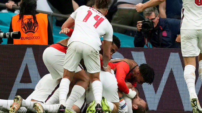 لاعبو انكلترا يحتفلون بالهدف الثني في مرمى المانيا خلال مباراة الدور ثمن النهائي لكأس أوروبا، لندن في 29 حزيران/يونيو 2021