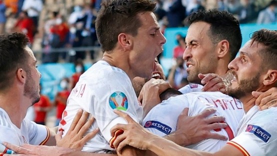 لاعبو اسبانيا يحتفلون بالهدف الثاني ضد سلوفاكيا في كأس أوروبا، اشبيلية في 23 حزيران/يونيو 2021
