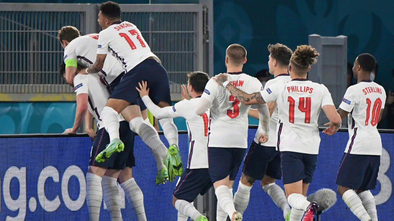  لاعبو إنكلترا يحتفلون بالهدف الثاني في مرمى أوكرانيا خلال مباراتهما في ثمن نهائي كأس أوروبا، روما في 3 تموز/يوليو 2021