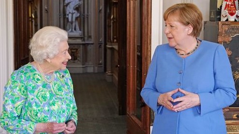 ملكة بريطانيا مستقبلة المستشارة الألمانية 