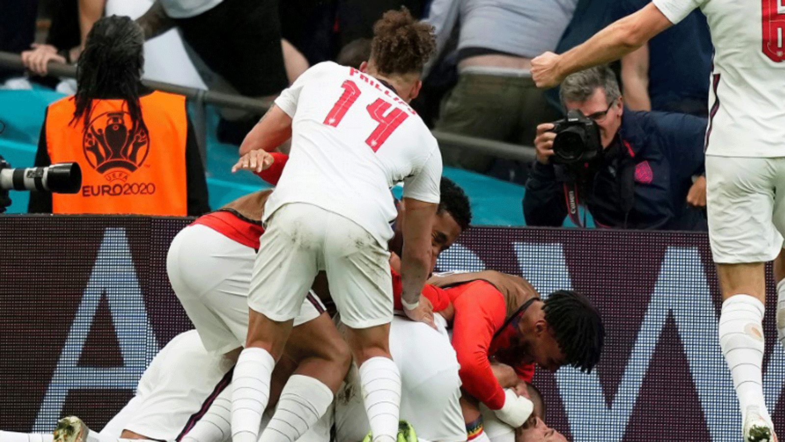 لاعبو انكلترا يحتفلون بالهدف الثاني في مرمى ألمانيا خلال مباراة الدور ثمن النهائي لكأس أوروبا، لندن في 29 حزيران/يونيو 2021