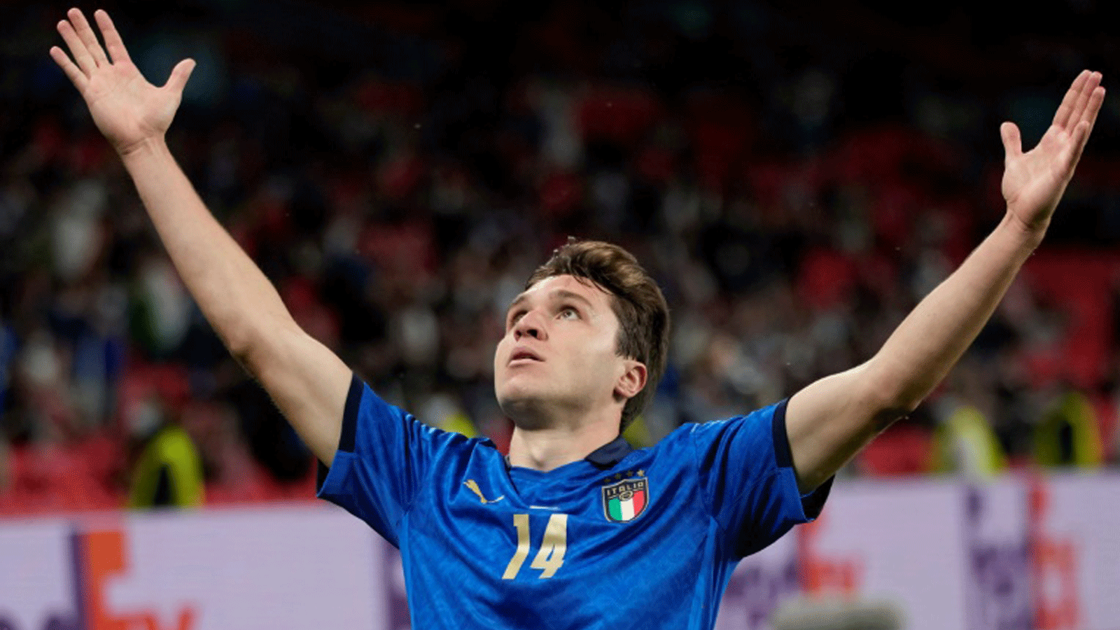 كينزا يحتفل بالهدف الحاسم الذي سجّله في ملعب ويمبلي لصالح إيطاليا