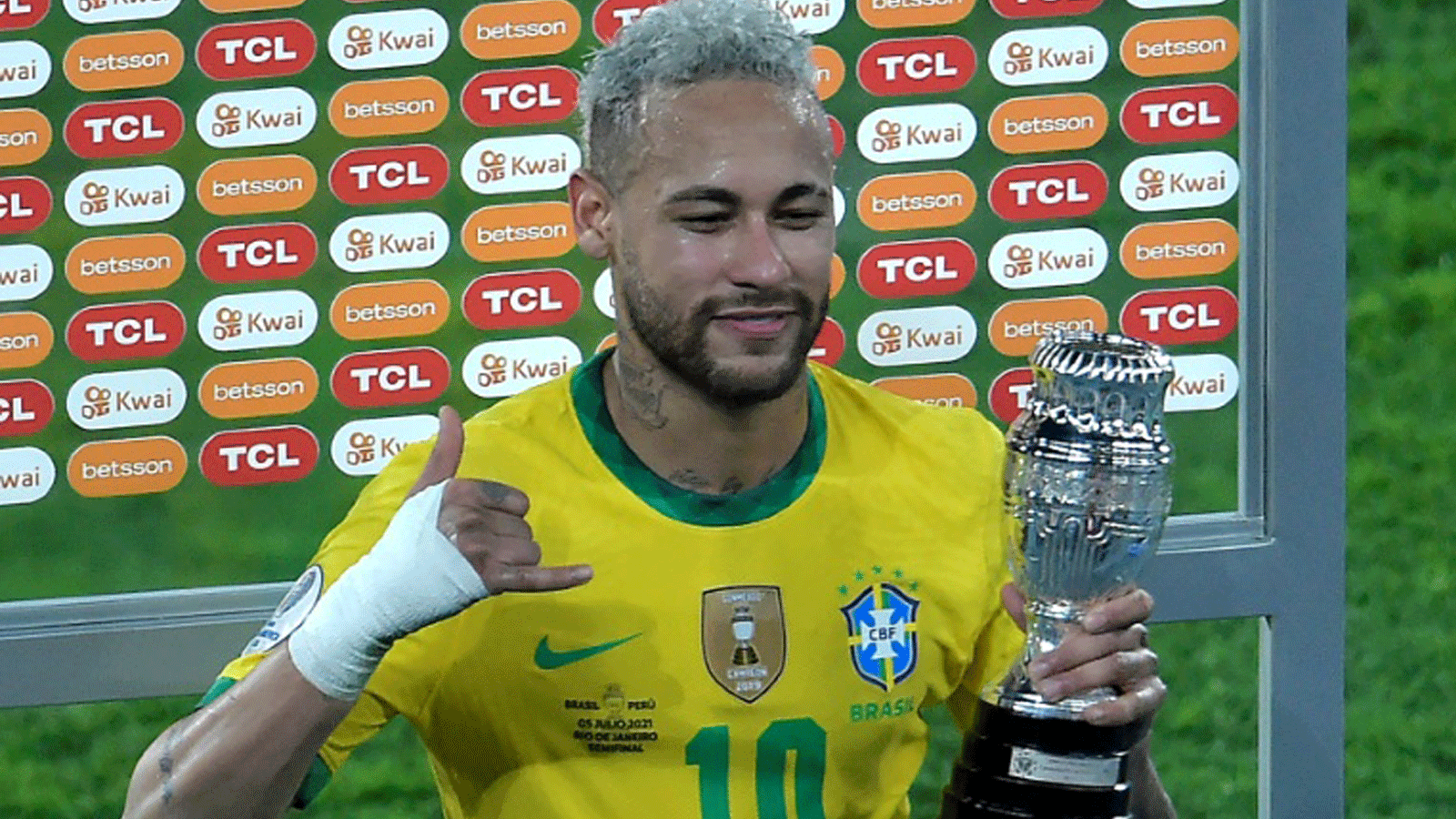 نجم البرازيل نيمار بعد حصوله على جائزة أفضل لاعب في المباراة ضد البيرو في نصف نهائي كوبا أميركا. 5 تموز/يوليو 2021