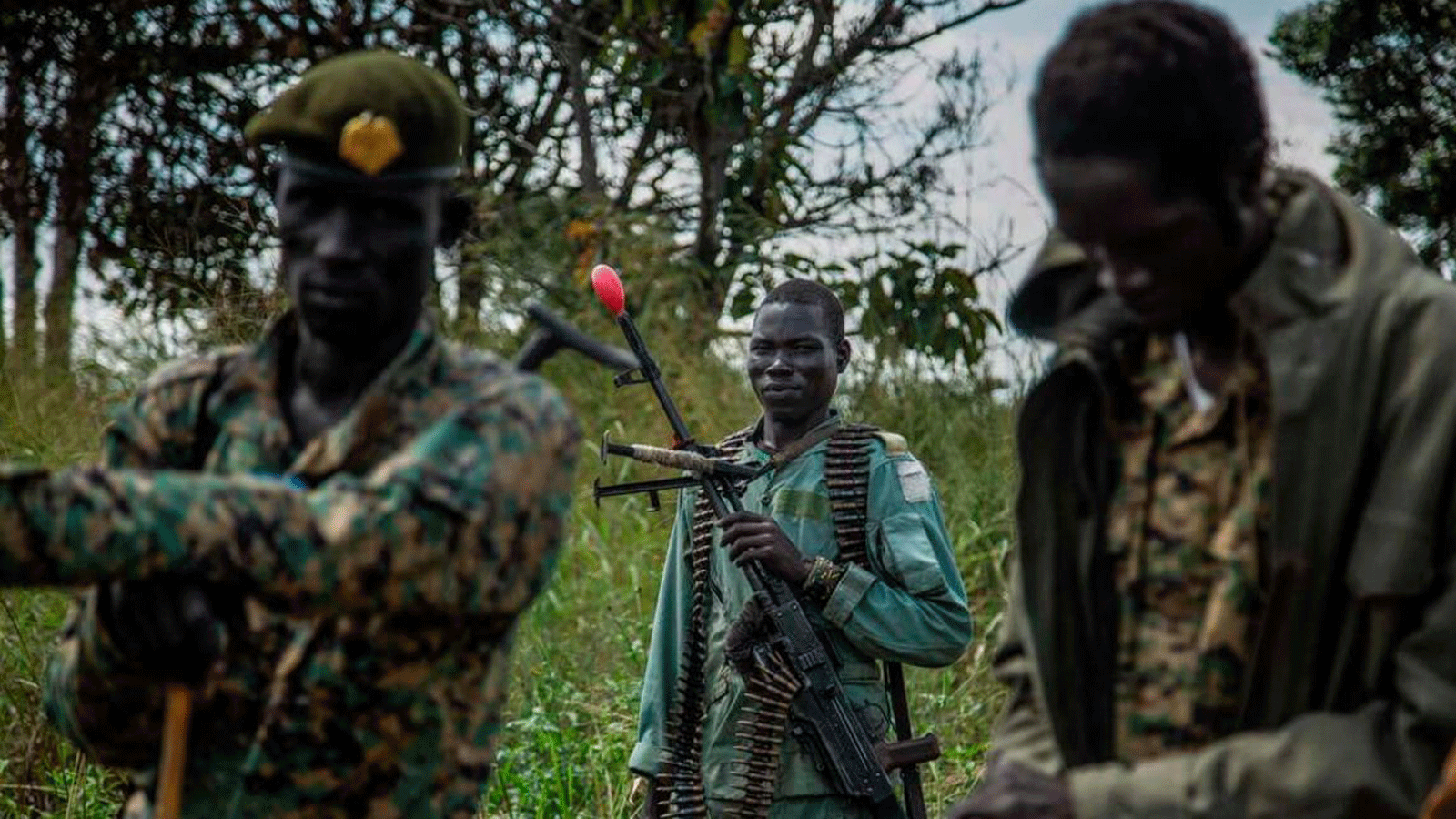 متمردو الحركة الشعبية لتحرير السودان - المعارضة (SPLM-IO) يقومون بدورية حول قاعدتهم في 22 أيلول/سبتمبر 2018، في بانيوم، جنوب السودان، بالقرب من الحدود مع أوغندا