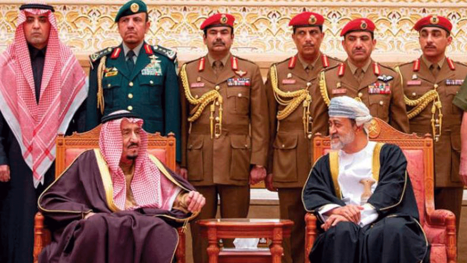 العاهل السعودي الملك سلمان وسلطان عمان هيثم بن طارق في صورة أرشيفية