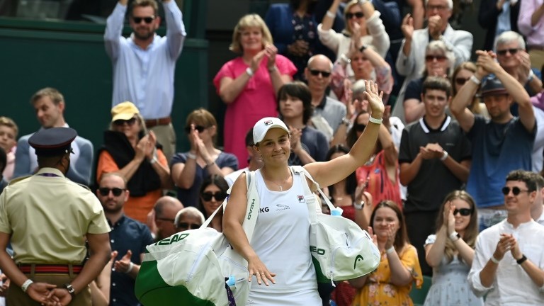 الاسترالية اشلي بارتي بعد تأهلها لنهائي بطولة ويمبلدون لكرة المضرب، ويمبلدون، جنوب غرب لندن في 8 تموز/يوليو 2021