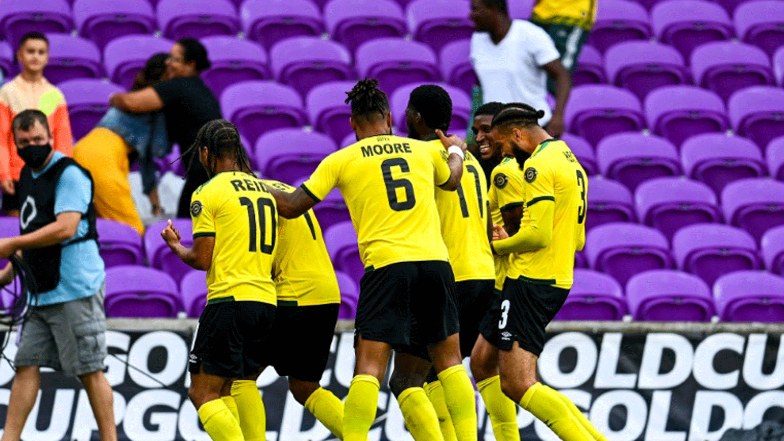 لاعبو جامايكا يحتفلون بهز شباك سورينام في الكأس الذهبية في 12 تموز/يوليو 2021.