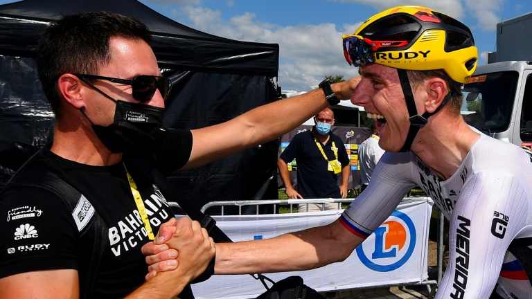 دراج فريق البحرين السلوفيني ماتيّ موهوريتش يحتفل بعد فوزه بالمرحلة التاسعة عشرة من طواف فرنسا