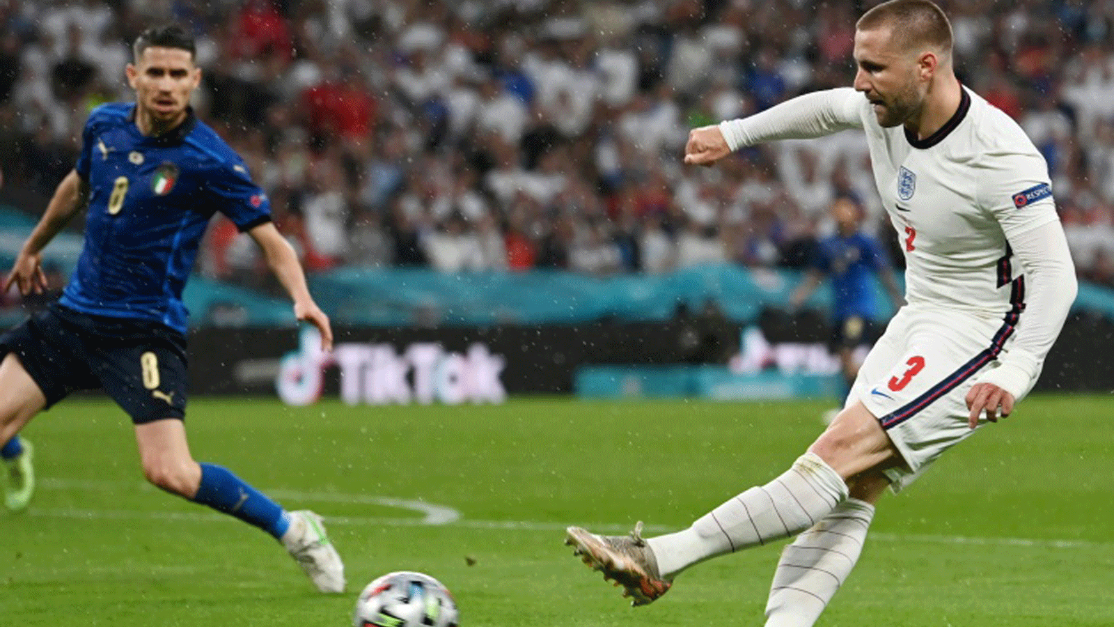مدافع انكلترا لوك شو يسدد كرة التقدم أمام إيطاليا في نهائي كأس أوروبا لكرة القدم على ملعب ويمبلي في لندن، في 11 تموز/يوليو 2021