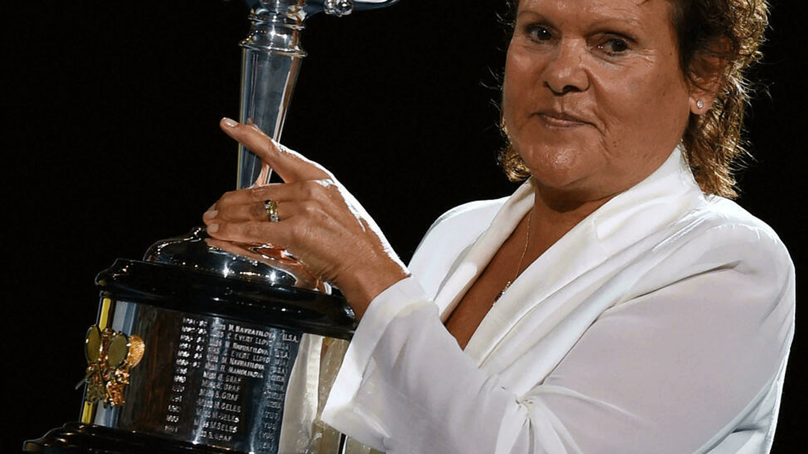 صورة أرشيفية للبطلة الاسترالية السابقة ايفون غولاغونغ كاولي وهي تحمل الجائزة التي تُمنح للفائزة بلقب أستراليا المفتوحة لكرة المضرب قبل نهائي عام 2016 بين الأميركية سيرينا وليامس والألمانية أنجيليك كيربر 