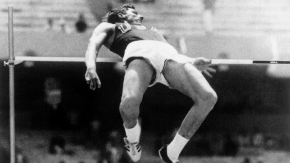 قلب ريتشارد فوسبيري موازين الوثب العالي وتخطى العارضة مسجلاً رقماً جديداً مقداره 2.24 م خلال دورة مكسيكو 1968
