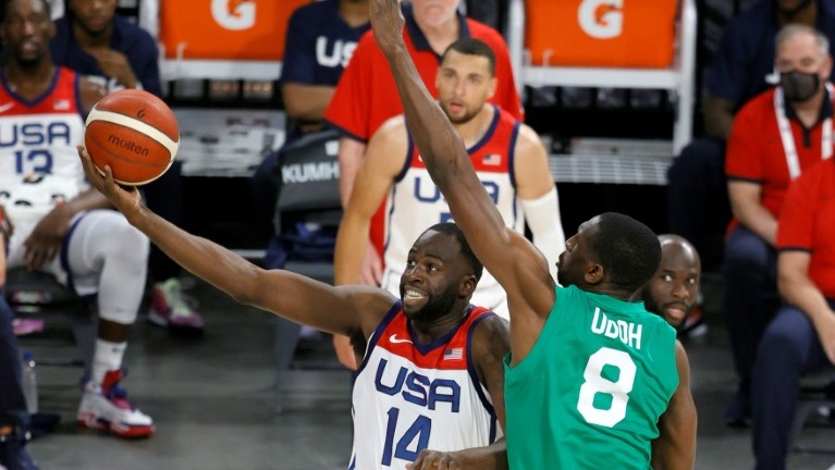 درايموند غرين (رقم 14) في محاولة لصالح المنتخب الأميركي لكرة السلة ضد نظيره النيجيري في لقاء ودية أقيم في لاس فيغاس، نيفادا، في 10 تموز/يوليو 2021
