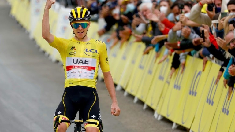 دراج فريق الإمارات السلوفيني تاداي بوغاتشار يتجاوز خط نهاية المرحلة الثامنة عشرة من طواف فرنسا بين باو ولوز ارديدون في 15 تموز/يوليو 2021