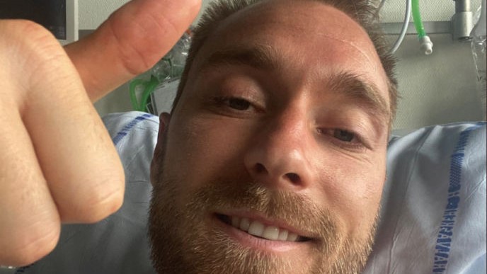 الدنمركي كريستيان إريكسن من سريره في المستشفى بعد إصابته بأزمة قلبية خلال المباراة الأولى لبلاده في كأس أوروبا