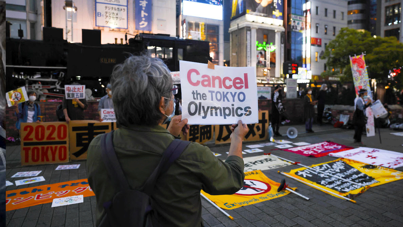 المتظاهرون يرفعون أصواتهم ضد أولمبياد طوكيو 2020 خلال مسيرة أمام محطة شينباشي في طوكيو في 17 أيار/مايو 2021.
