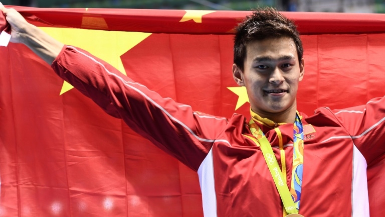 الصيني سون يانغ بعد احرازه سباق 200 م حرة في أولمبياد ريو 2016