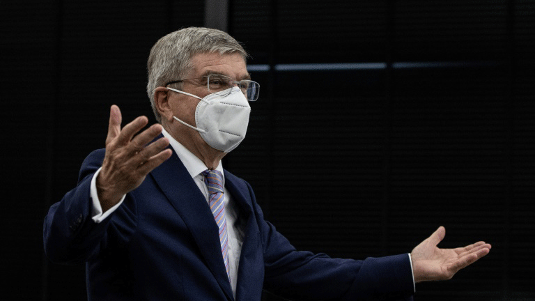 رئيس اللجنة الاولمبية الدولية الالماني توماس باخ خلال اجتماع مع رئيسة اللجنة المنظمة لأولمبياد طوكيو 2020 سيكو هاشيموتو في المقر الرئيسي للألعاب الأولمبية في طوكيو، في 13 تموز/يوليو 2021 