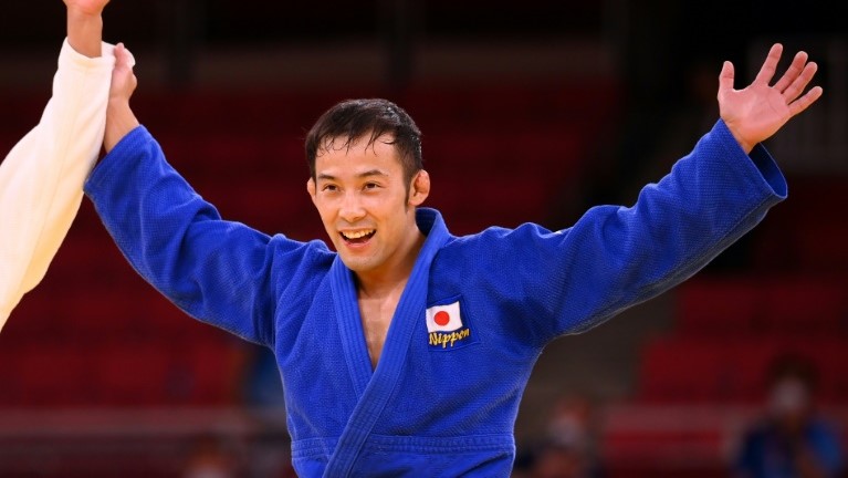 الياباني ناوهيسا تاكاتو يحتفل بفوزه بذهبية الجودو لوزن 60 كلغ في أولمبياد طوكيو في 24 تموز/يوليو 2021