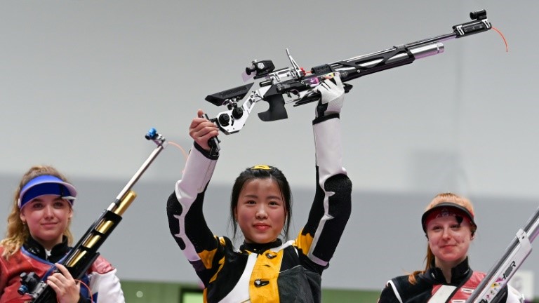 الصينية كيان يانغ تحتفل بذهبيتها في مسابقة بندقية الهواء المضغوط 10 أمتار في أولمبياد طوكيو