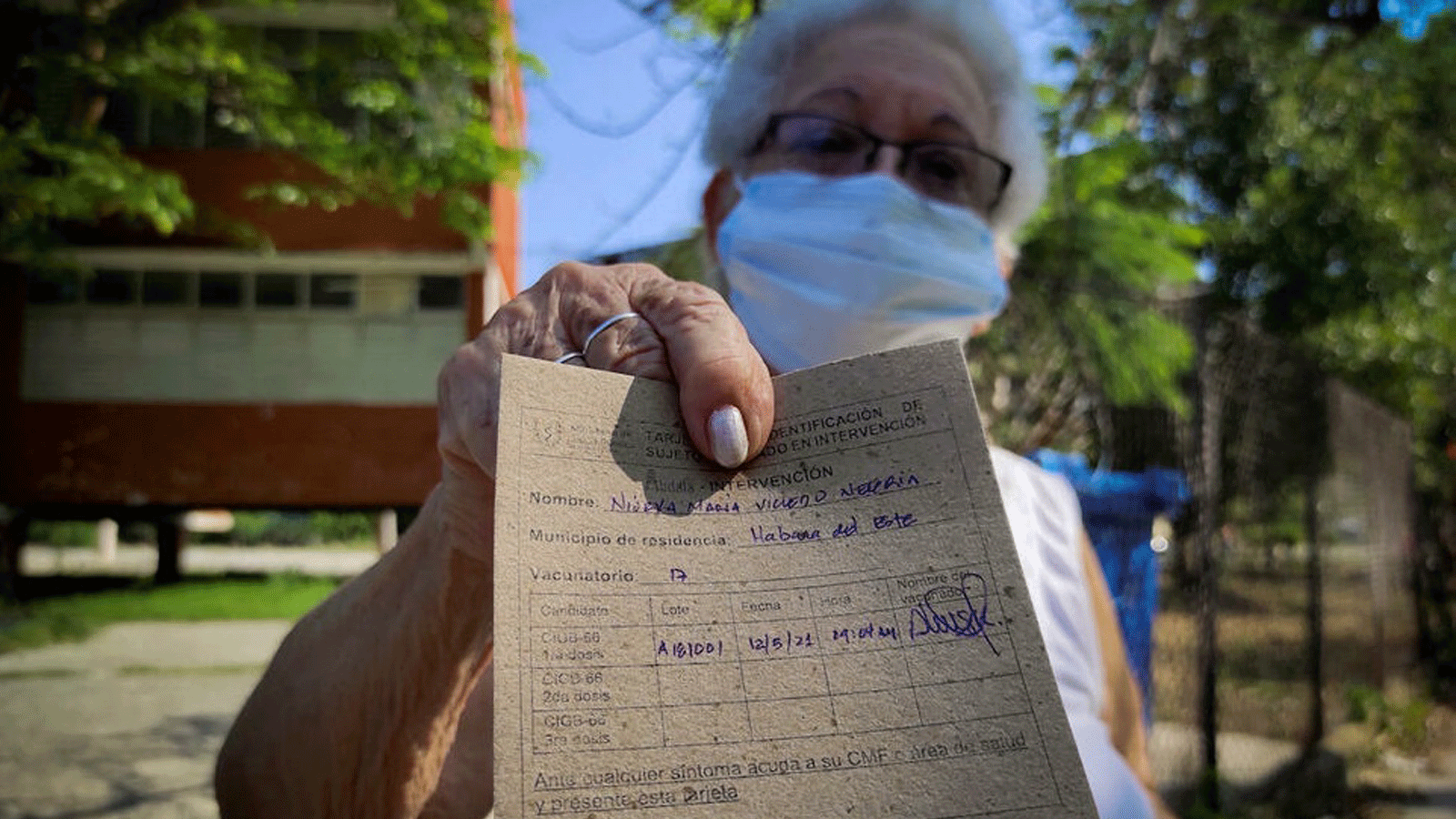 امرأة مسنة تعرض بطاقة التطعيم الخاصة بها بعد تلقي الجرعة الأولى من اللقاح الكوبي المرشح ضد Covid-19 في هافانا، 12 أيار/ مايو 2021.