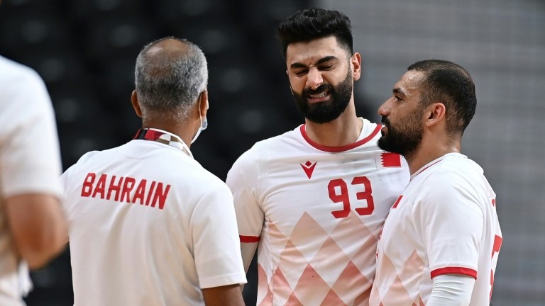 البحريني محمد أحمد (وسط) بعد إضاعته ضربة الجزاء وفرصة إدراك التعادل في الثواني الأخيرة أمام السويد ضمن منافسات الجولة الأولى من المجموعة الثانية في أولمبياد طوكيو في 24 تموز/يوليو 2021