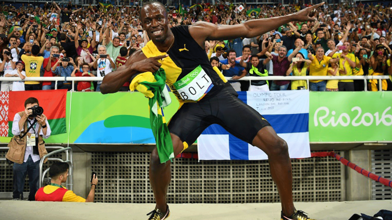 الجامايكي أوسين بولت يقوم بحركته الشهيرة بعد فوزه مع منتخب بلاده في سباق التتابع أربع مرات 100م خلال أولمبياد ريو في البرازيل في 20 آب/أغسطس 2016