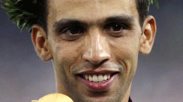 العداء المغربي هشام الكروج خلال تتويجه بسباق 1500 م في أولمبياد أثينا 2004