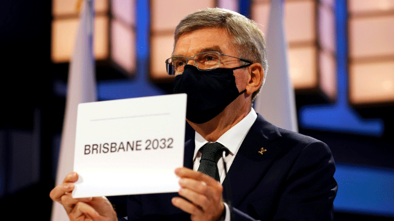 رئيس اللجنة الألماني توماس باخ يعلن منح مدينة بريزبين الأسترالية حق استضافة أولمبياد 2032 الصيفي، في طوكيو في 21 تموز/يوليو 2021