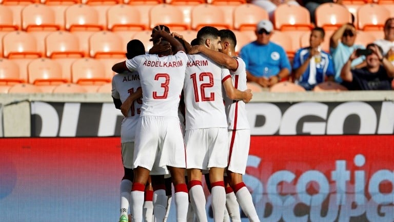 لاعبو المنتخب القطري يحتفلون بهز شباك غرينادا (4-0) في الجولة الثانية من منافسات المجموعة الرابعة في مسابقة الكاس الذهبية في 17 تموز/يوليو 2021.