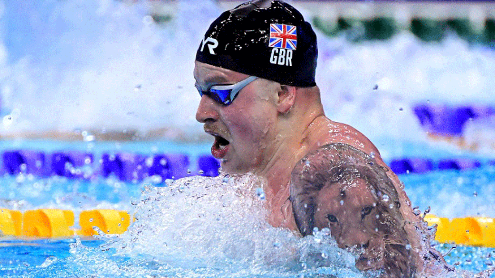 البريطاني آدم بيتي يهيمن على سباق السباحة 100 متر صدر رجال