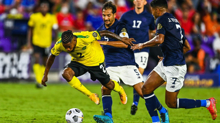 لاعب جامايكا لامار والكر (إلى اليسار) في صراع على الكرة مع لاعبي منتخب كوستاريكا في دور المجموعات من مسابقة الكأس الذهبية لمنطقة كونكاكاف في كرة القدم، في فلوريدا في 21 تموز/يوليو 2021 