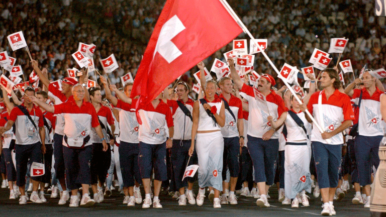 لاعبة كرة المضرب السويسري روجيه فيدرر في حفل افتتاح أولمبياد أثينا 2004