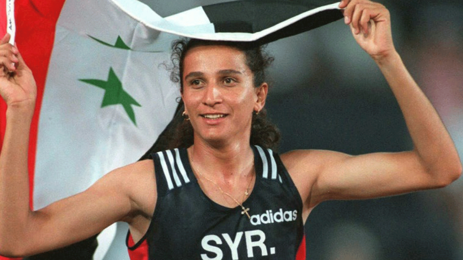 الرياضية السورية غادة شعاع محتفلة بتتويجها بطلة للمسابقة السباعية في دورة الالعاب الاولمبية في اتلانتا الاميركية عام 1996. 28 تموز/يوليو 1996