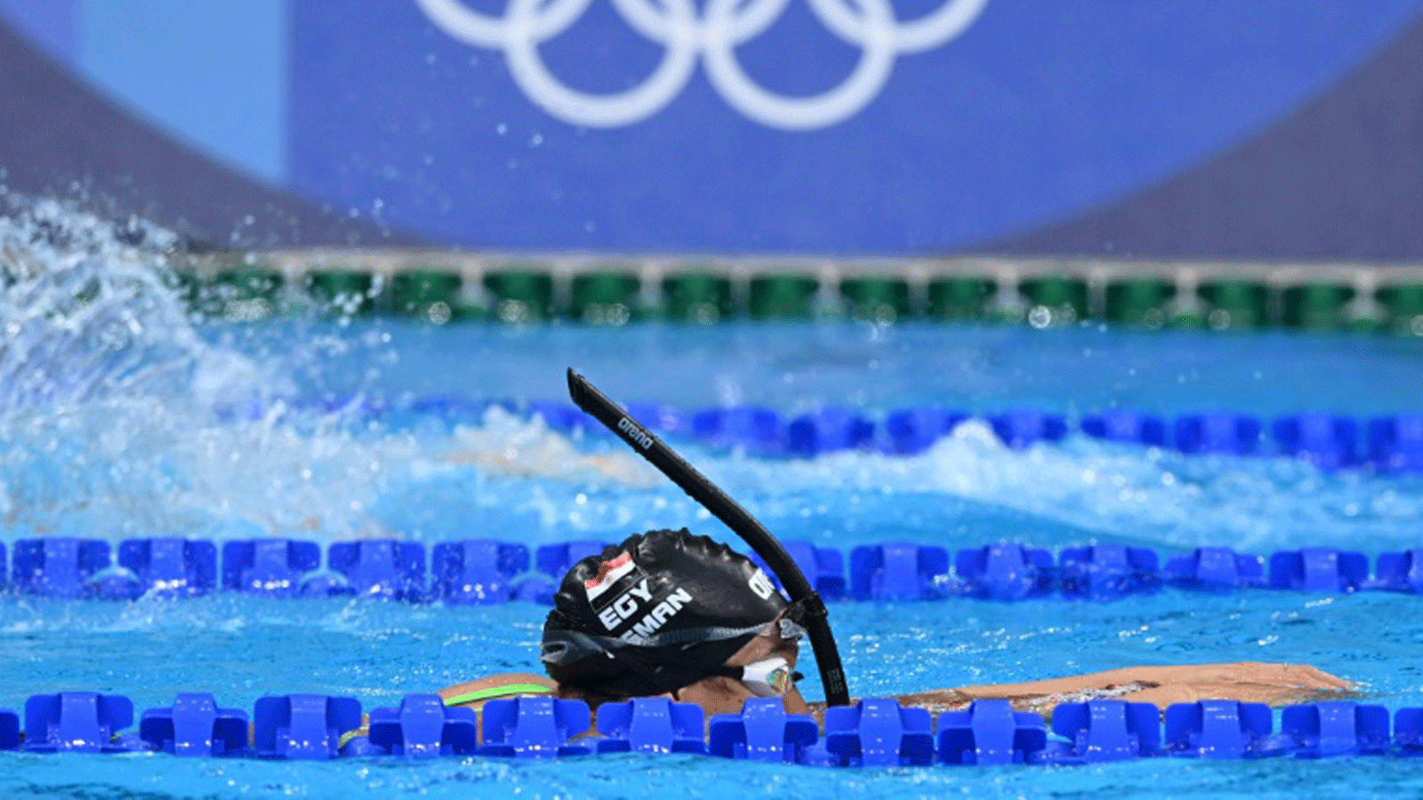 المصرية فريدة عثمان خلال تمارينها في مركز الألعاب المائية في طوكيو في 26 تموز/يوليو 2021