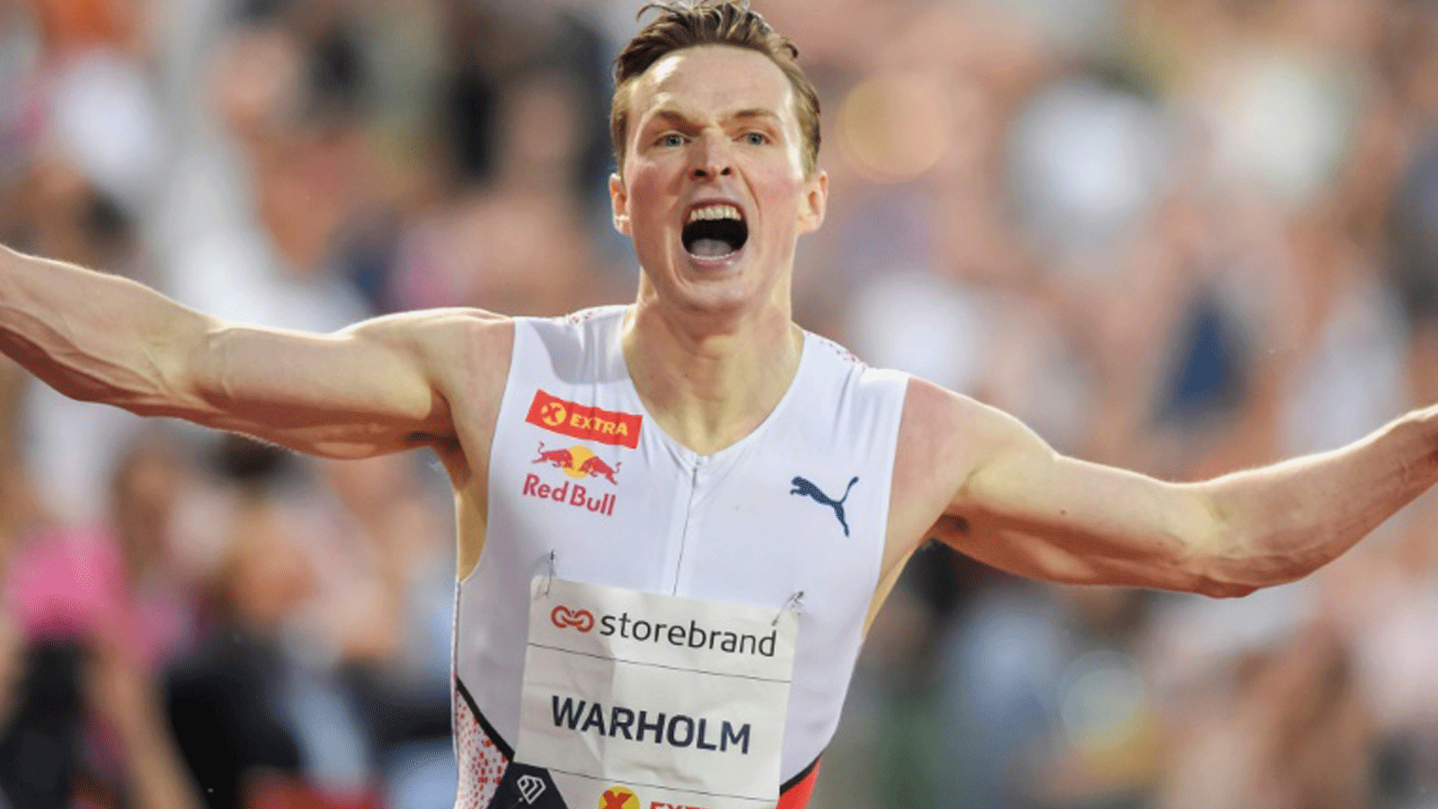 النروجي كارستن فارهولم يحتفل بتحطيمه الرقم القياسي العالمي في سباق 400 م حواجز في أوسلو في الاول من تموز/يوليو 2021.