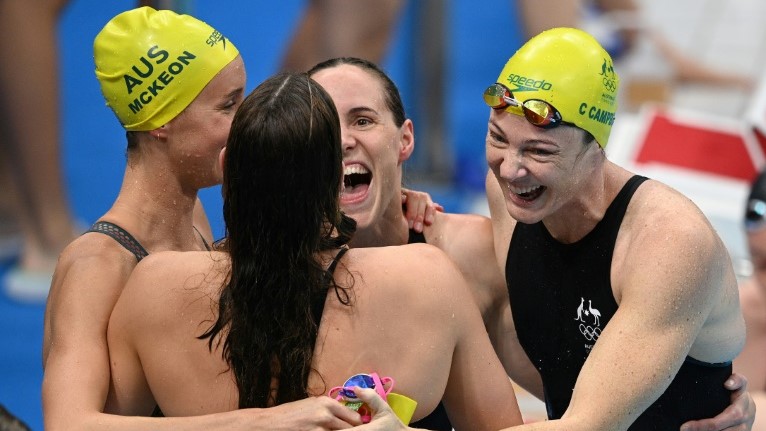 سيدات أستراليا يحتفلن بفوزهن في سباق التتابع 4 مرات 100 مرة حرة في السباحة في أولمبياد طوكيو في 25 تموز/يوليو 