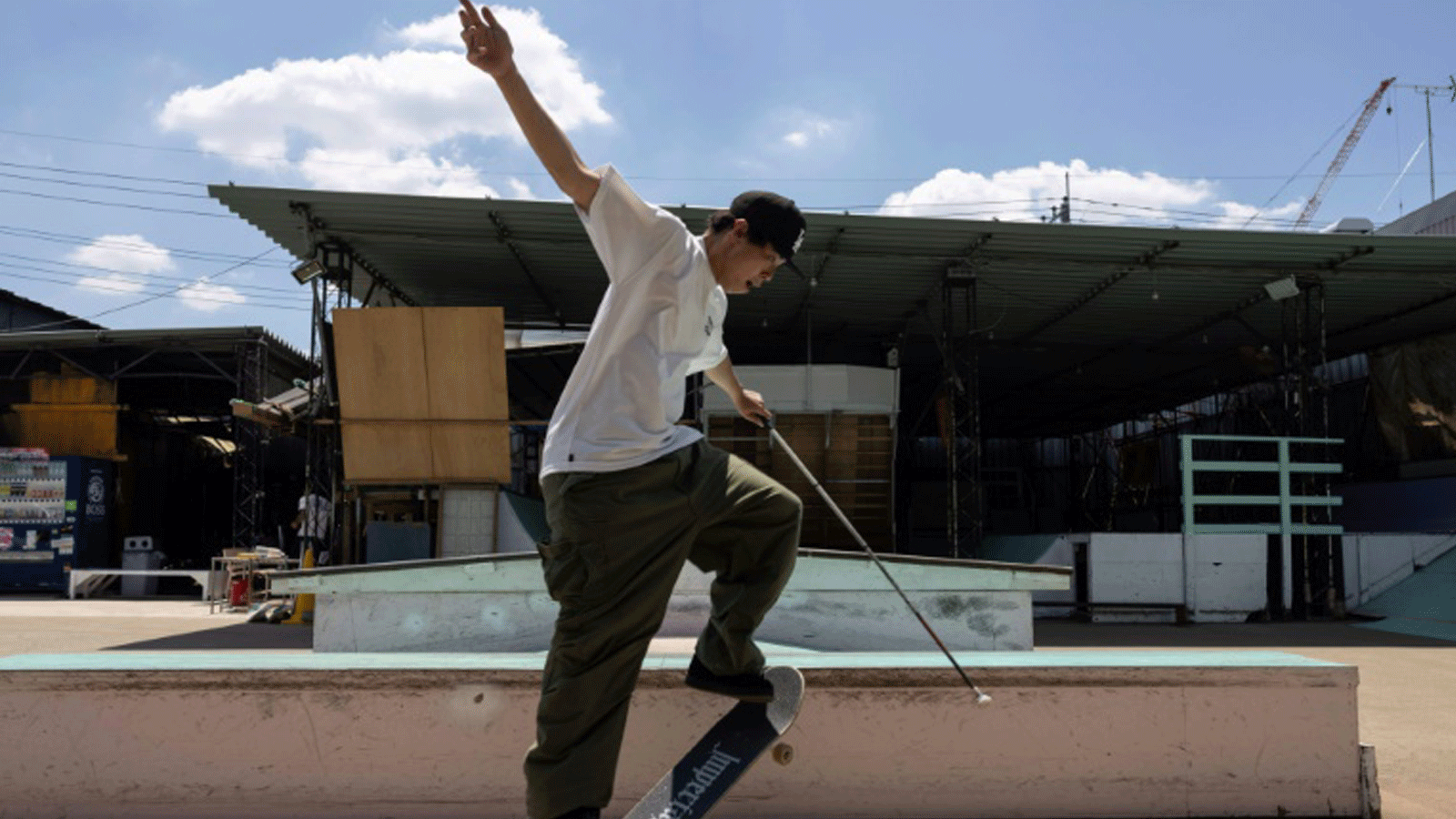 الياباني ريوسي أوتشي عاشق رياضة السكايت بورد الذي يعاني من إعاقة بصرية يؤدي حيله بمساعدة عصا