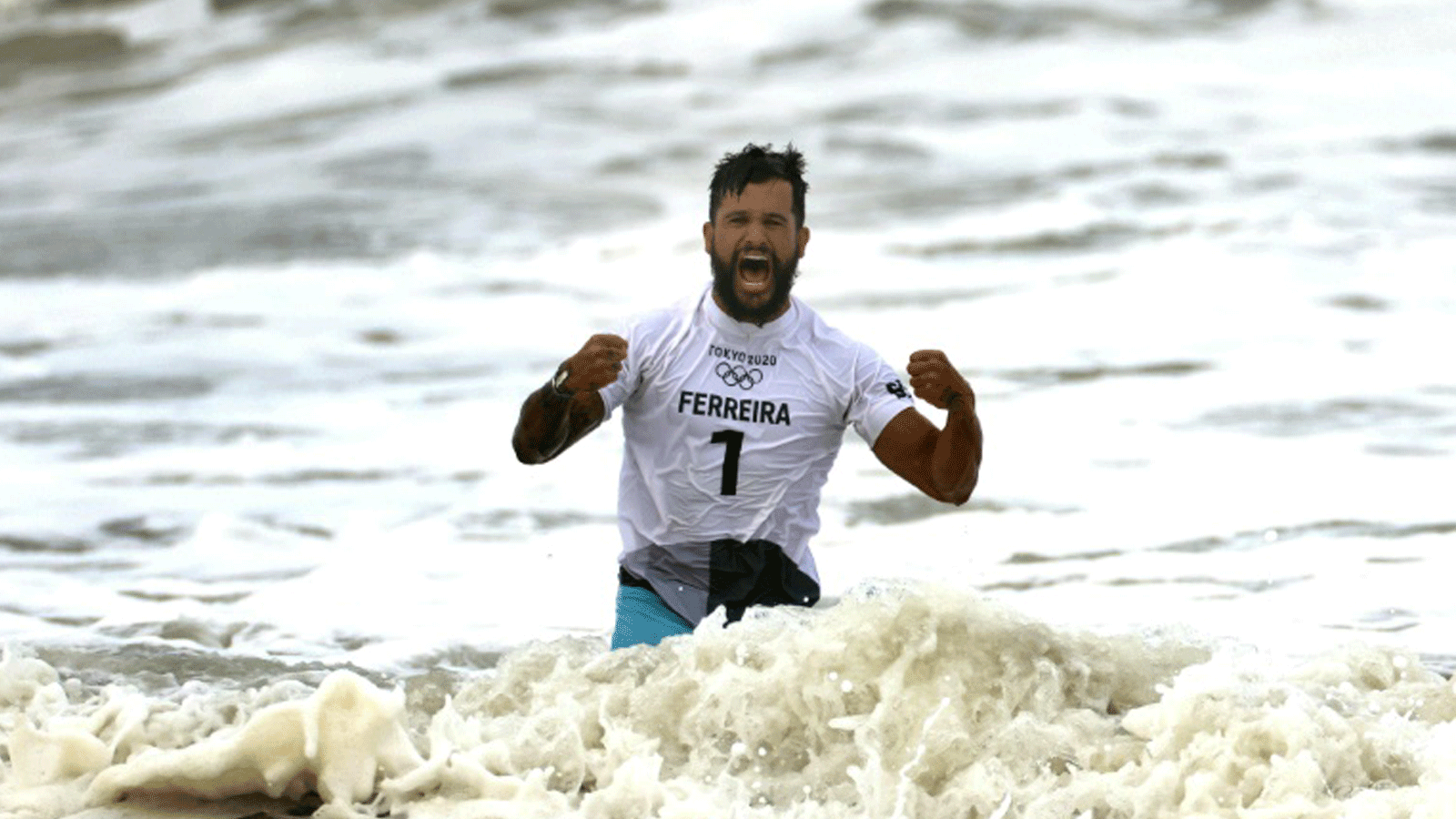 البرازيلي إيتالو فيريرا أول بطل أولمبي في رياضة ركوب الأمواج بعد فوزه بالميدالية الذهبية في أولمبياد طوكيو في 27 تموز/يوليو 2021