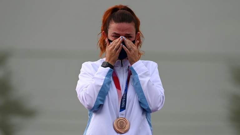 أليساندرا بيريلي من سان مارينو تذرف الدموع بعد احرازها الميدالية البرونزية في مسابقة الحفرة (تراب) في الرماية في اولمبياد طوكيو 2020 المؤجل من العام الماضي بسبب فيروس كورونا