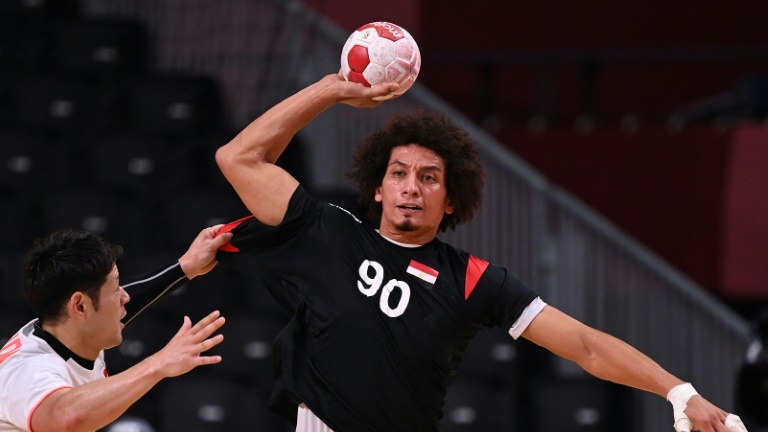 المصري علي زين خلال مباراة بلاده مع اليابان في كرة اليد في أولمبياد طوكيو