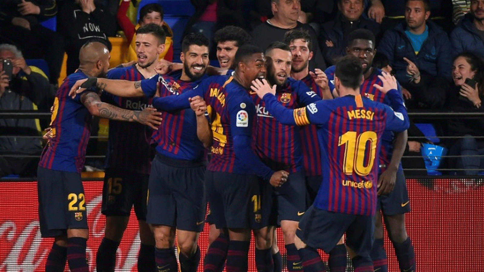 لاعبو برشلونة يحتفلون بالفوز