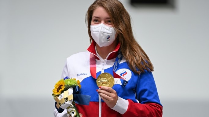 الروسية فيتالينا باتساراشكينا الفائزة بذهبية مسدس الهواء المضغوط 10 م في أولمبياد طوكيو في 25 تموز/يوليو 2021