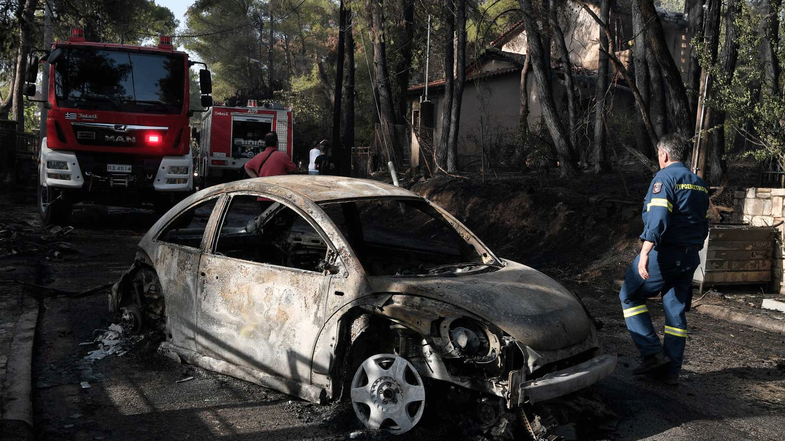 سيارة محترقة بنيران اندلعت في شمال شرق أثينا، اليونان. 27 تموز/يوليو2021