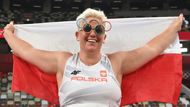 البولندية أنيتا فلودارتشيك بعد إحرازها ذهبية رمي المطرقة في أولمبياد طوكيو في 3 آب/أغسطس 2021