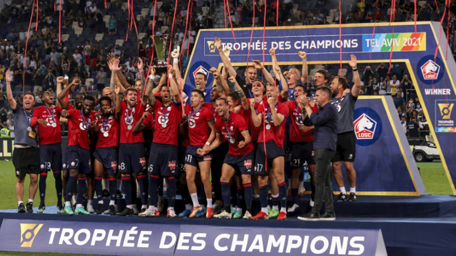 لاعبو ليل يحتفلون بلقب كاس الأبطال الفرنسية لكرة القدم عقب الفوز على باريس سان جرمان 1-صفر في تل أبيب في الاول من آب/أغسطس 2021.