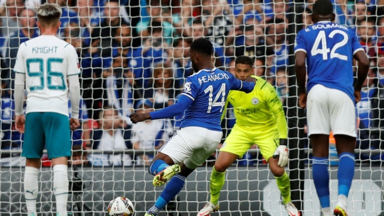 النيجيري كيليتشي إيهياناتشو (وسط) يسجل ركلة الجزاء لليستر سيتي ضد مانشستر سيتي في درع المجتمع الإنكليزية لكرة القدم، لندن في 7 آب/أغسطس 2021