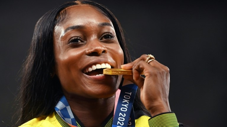 الجامايكية إيلاين تومسون-هيراه تحصد ثالث ذهبياتها في أولمبياد طوكيو بعد فوزها في سباق التتابع 4 مرات 100 متر في 6 آب/أغسطس 2021