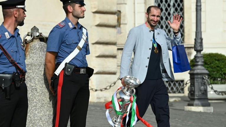 قائد ومدافع يوفنتوس ومنتخب ايطاليا حاملا كأس اوروبا بعد تتويج منتخب بلاده بالفوز على انكلترا بركلات الترجيح في المباراة النهائية. 12 تموز/يوليو 2021